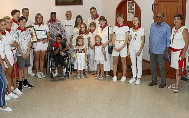 Las y los protagonistas de la mañana en el centro momentos antes del inicio de las fiestas con arrope de la Corporación, familiares y amistades.