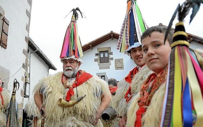 Joaldunak se congregarán el lunes en la plaza de Ituren y el martes en la de Zubieta. Joaldunak se congregarán el lunes en la plaza de Ituren y el martes en la de Zubieta.