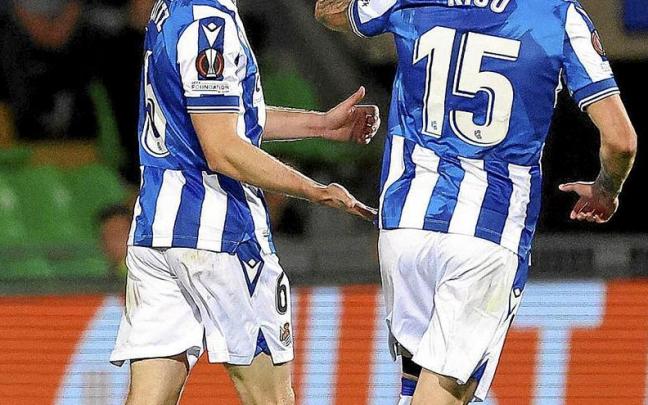 Aritz y Rico festejan el 0-2 del beasaindarra, el jueves. | FOTO: REAL SOCIEDAD