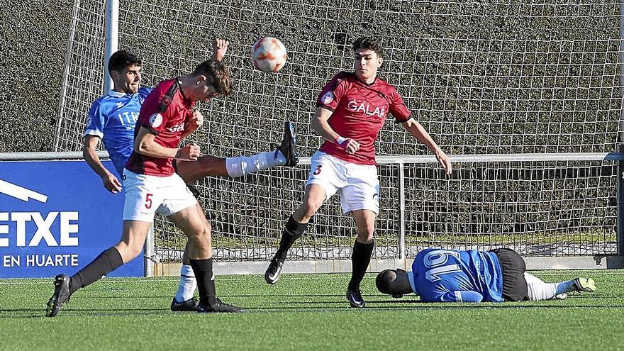 Víctor Ciáurriz (Subiza) pugna con un rival por el balón. | FOTO: IÑAKI PORTO