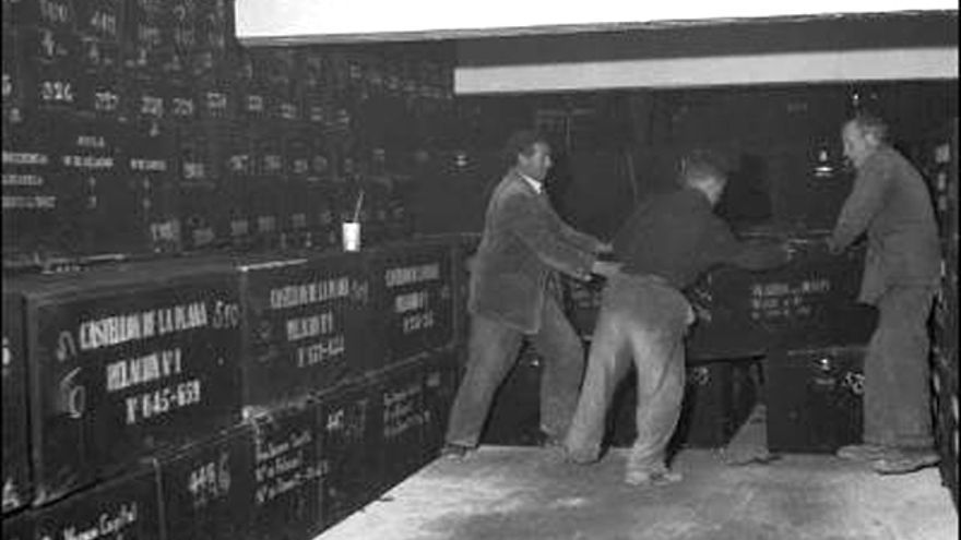 Operarios colocando las cajas de los restos en las criptas del Valle de los Caídos, en 1959.