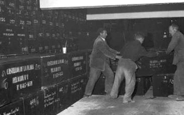 Operarios colocando las cajas de los restos en las criptas del Valle de los Caídos, en 1959. Operarios colocando las cajas de los restos en las criptas del Valle de los Caídos, en 1959.