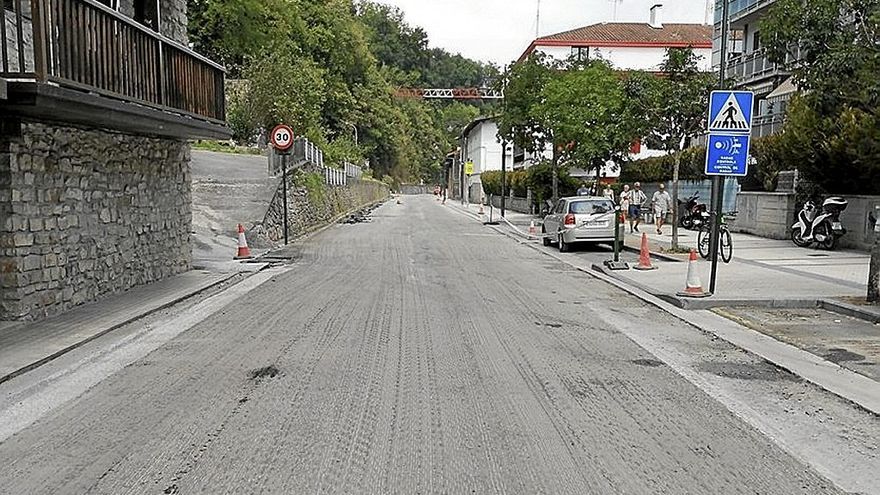 Los trabajos en Kosta kalea ya han dado sus primeros frutos, con la renovación de la calzada, en la que convivirán ciclistas y coches. | FOTOS: N.G.