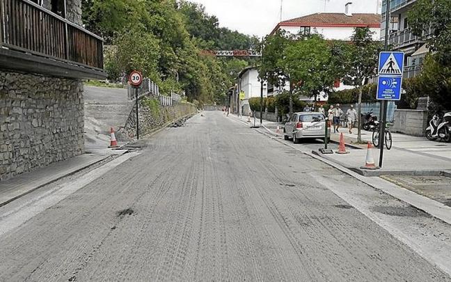 Los trabajos en Kosta kalea ya han dado sus primeros frutos, con la renovación de la calzada, en la que convivirán ciclistas y coches. | FOTOS: N.G. Los trabajos en Kosta kalea ya han dado sus primeros frutos, con la renovación de la calzada, en la que convivirán ciclistas y coches. | FOTOS: N.G.