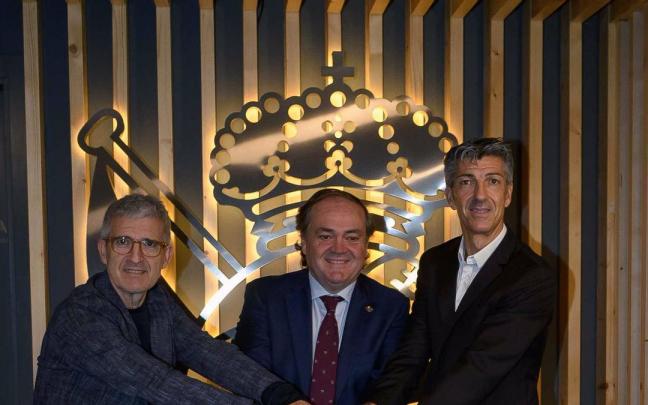 Jokin Aperribay y Roverto Olabe, con Imanol.