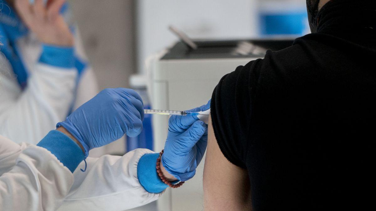 Una persona es vacunada contra la Covid-19, en el WiZink Center de Madrid.