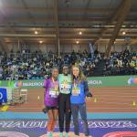 Tessy Ebosele, a la izquierda en el podio, posa con su medalla de plata tras una competición en el año 2023.