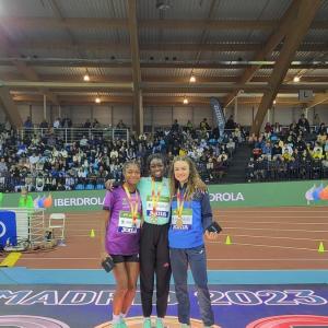 Tessy Ebosele, a la izquierda en el podio, posa con su medalla de plata tras una competición en el año 2023.