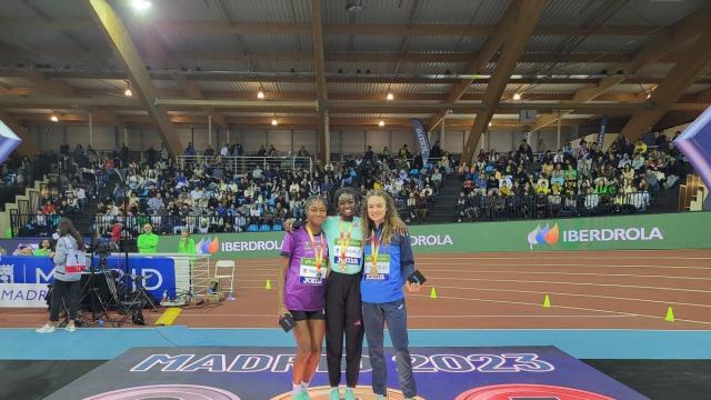 Tessy Ebosele, a la izquierda en el podio, posa con su medalla de plata tras una competición en el año 2023.