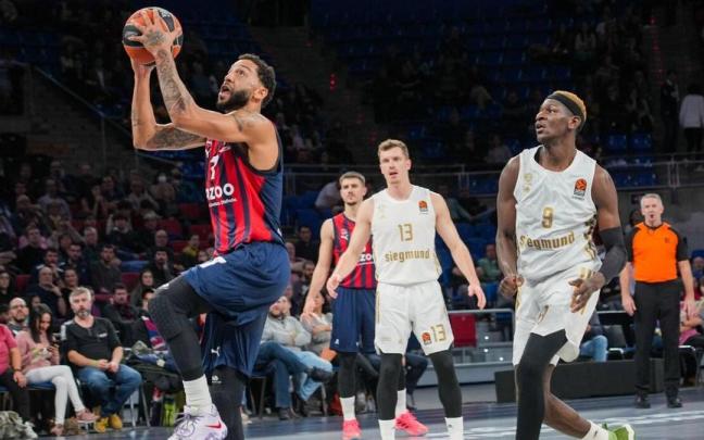 Henry se dispone a anotar una bandeja en el duelo de ayer contra el Bayern