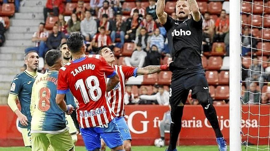 Yoel atrapa uno de los balones con los que inquietó el Sporting. | FOTO: LALIGA