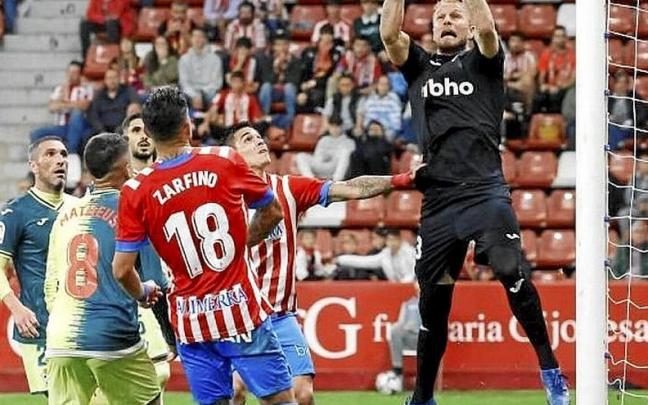 Yoel atrapa uno de los balones con los que inquietó el Sporting. | FOTO: LALIGA