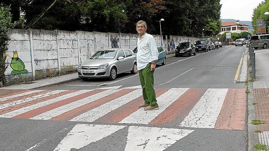 Mateo Lafragua sobre un resalto en una vía urbana.