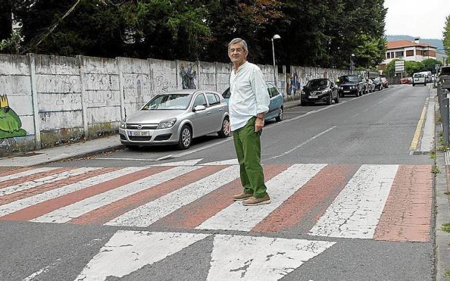 Mateo Lafragua sobre un resalto en una v&iacute;a urbana.