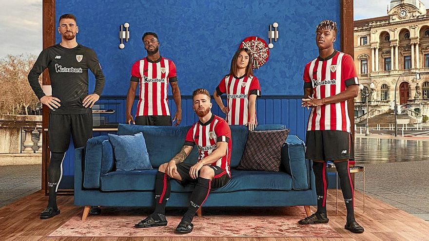 Imagen de la presentación de la nueva camiseta del Athletic de cara a la última temporada en la que vestirá New Balance antes de cambiarse a Castore. | FOTO: ATHLETIC CLUB