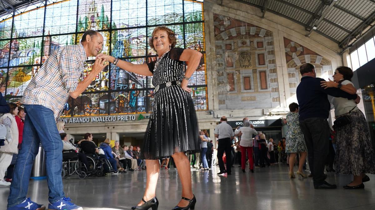 Bailes en la estación de Abando del grupo Dantza Bilbotara