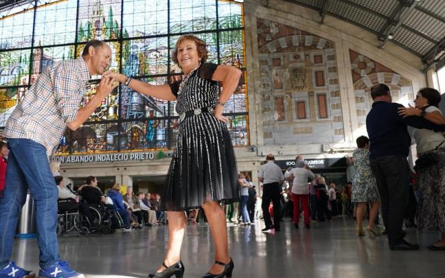 Bailes en la estación de Abando del grupo Dantza Bilbotara