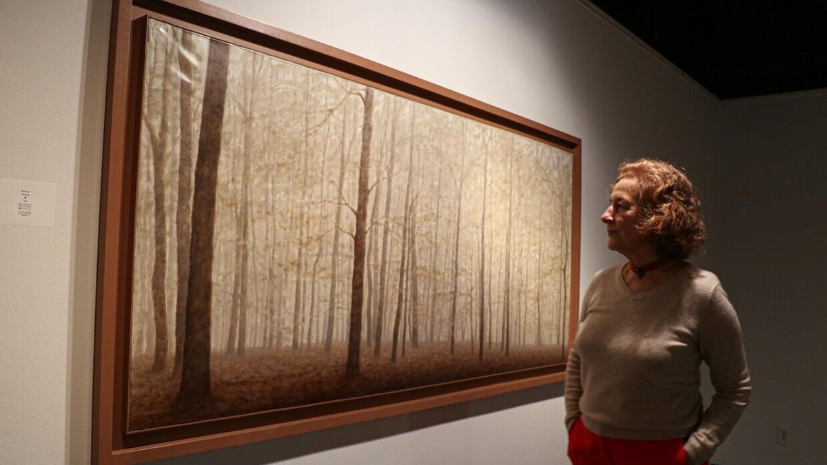 Alicia Chillida, hija del pintor donostiarra Gonzalo Chillida, posa junto a una de las obras de su padre en la primera exposici&oacute;n del artista organizada en el Instituto Cervantes de Tokio, Jap&oacute;n.