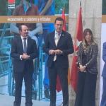 El concejal I&ntilde;igo Zubizarreta en el momento de recoger el premio 'Supercuidadores'.