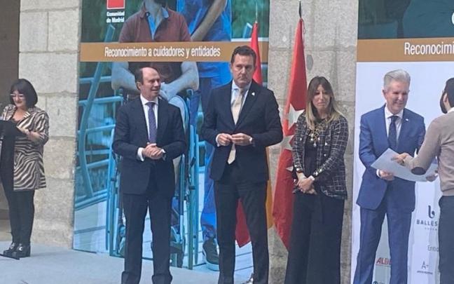 El concejal I&ntilde;igo Zubizarreta en el momento de recoger el premio 'Supercuidadores'.