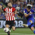 I&ntilde;igo Mart&iacute;nez intenta evitar un disparo de Ale&ntilde;&aacute;.