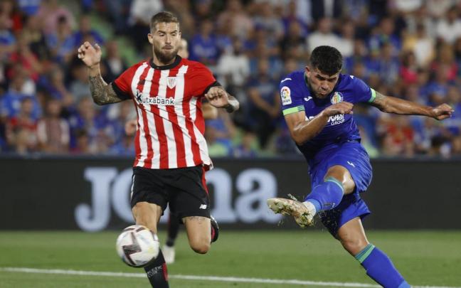 Iñigo Martínez intenta evitar un disparo de Aleñá. Iñigo Martínez intenta evitar un disparo de Aleñá.