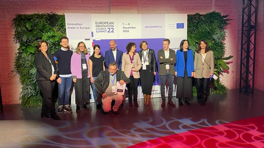 La delegación navarra con los responsables europeos del premio. 