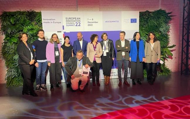 La delegación navarra con los responsables europeos del premio. 