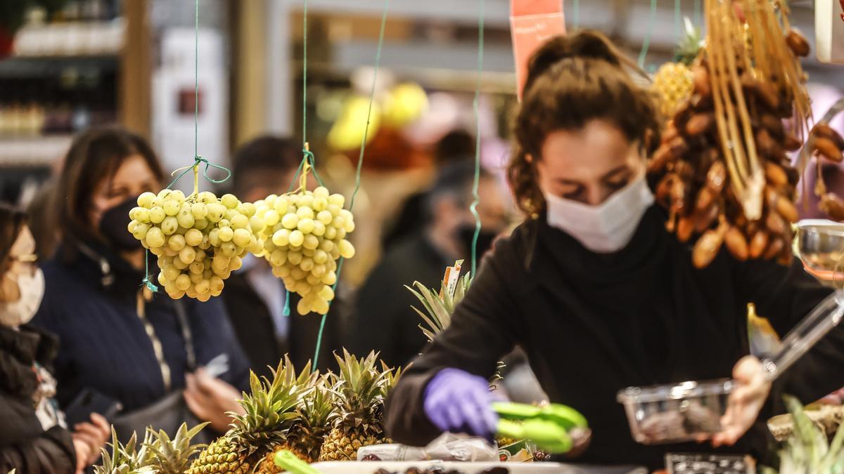 Una vendedora en un puesto de fruta.