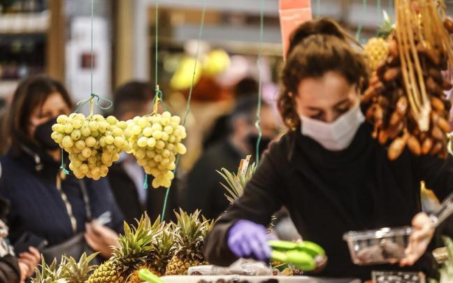 Una vendedora en un puesto de fruta.