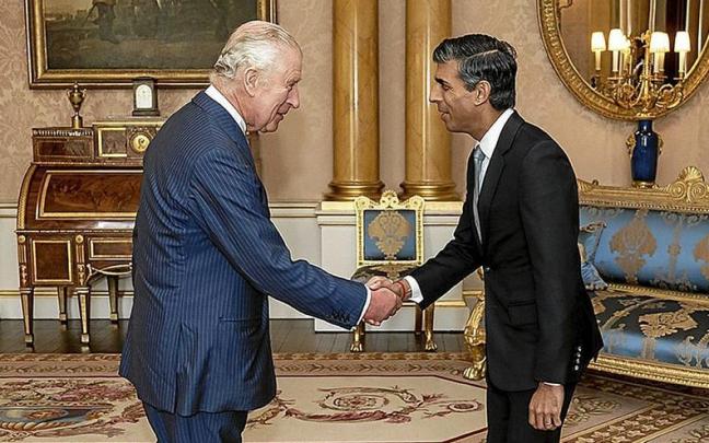 Carlos III y Rishi Sunak, en una foto difundida por la Casa Real inglesa. Carlos III y Rishi Sunak, en una foto difundida por la Casa Real inglesa.