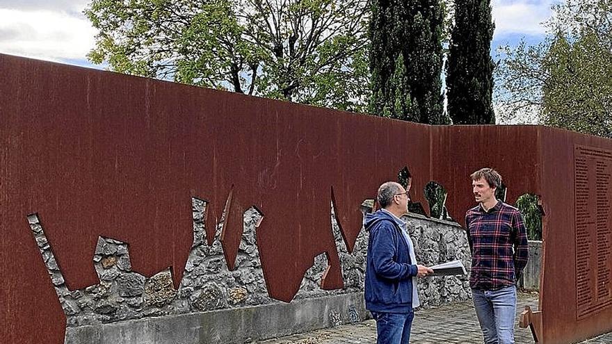 Txuso Gómez y Xabier Lertxundi, junto a ‘Argi-horma’. | FOTO: N.G.