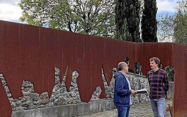Txuso G&oacute;mez y Xabier Lertxundi, junto a &lsquo;Argi-horma&rsquo;. | FOTO: N.G.