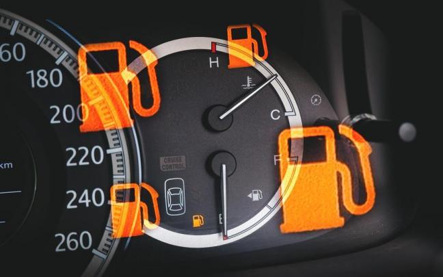 Indicador del nivel de gasolina en un coche. Indicador del nivel de gasolina en un coche.