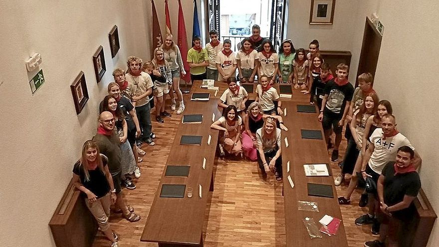 Los alumnos y profesores, con la alcaldesa sustituta de Lodosa, en el salón de plenos.