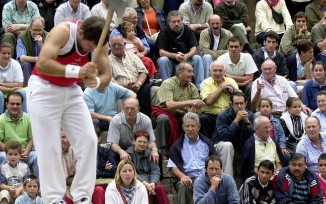 Un aizkolari en la Plaza de los Fueros frente al público