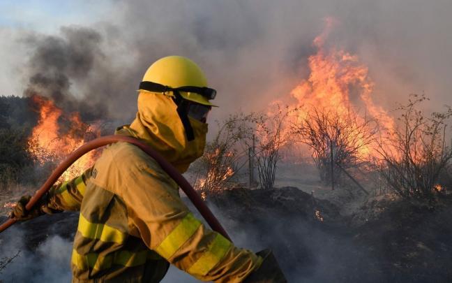 Se teme que las llamas hayan calcinado más de 10.000 hectáreas desde el domingo.