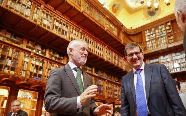 Urkullu durante la conferencia en la Universidad de Deusto.