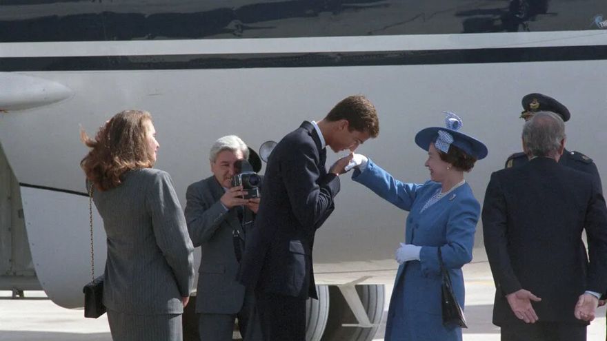 El entonces príncipe de Asturias e Isabel II en el aeropuerto de Barajas.