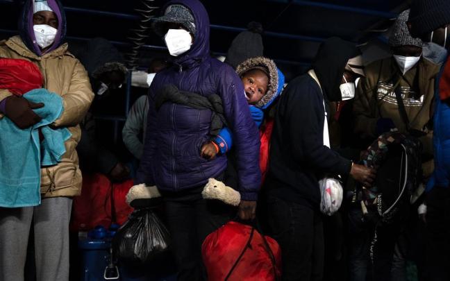 La treintena de náufragos rescatados por el 'Aita Mari', entre ellos una mujer con un bebé, durante el desembarco de este sábado en el puerto italino de Civitavecchia. La treintena de náufragos rescatados por el 'Aita Mari', entre ellos una mujer con un bebé, durante el desembarco de este sábado en el puerto italino de Civitavecchia.
