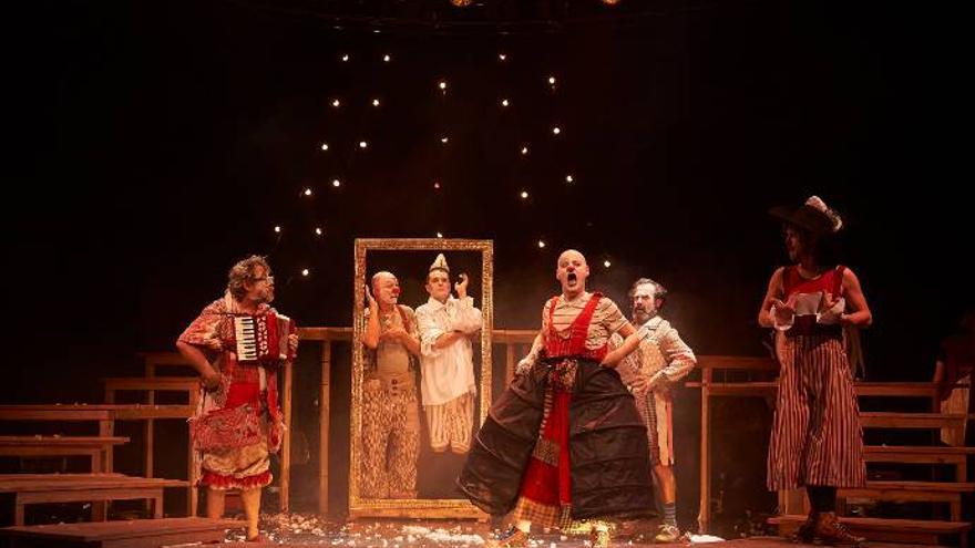 Diferentes escenas de la representación de la obra.