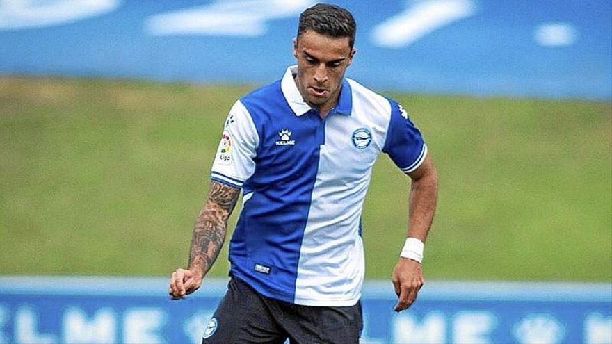 Carlos Isaac, con el balón en los pies, durante un partido amistoso del Alavés.