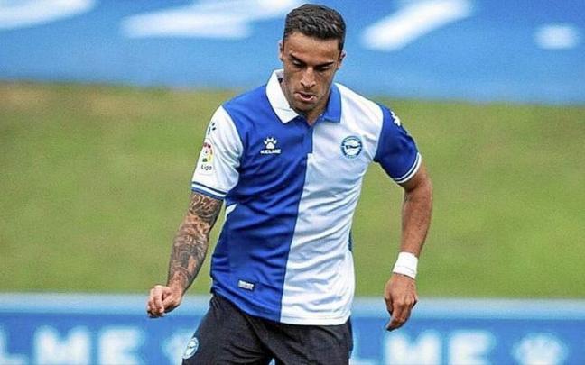 Carlos Isaac, con el bal&oacute;n en los pies, durante un partido amistoso del Alav&eacute;s.