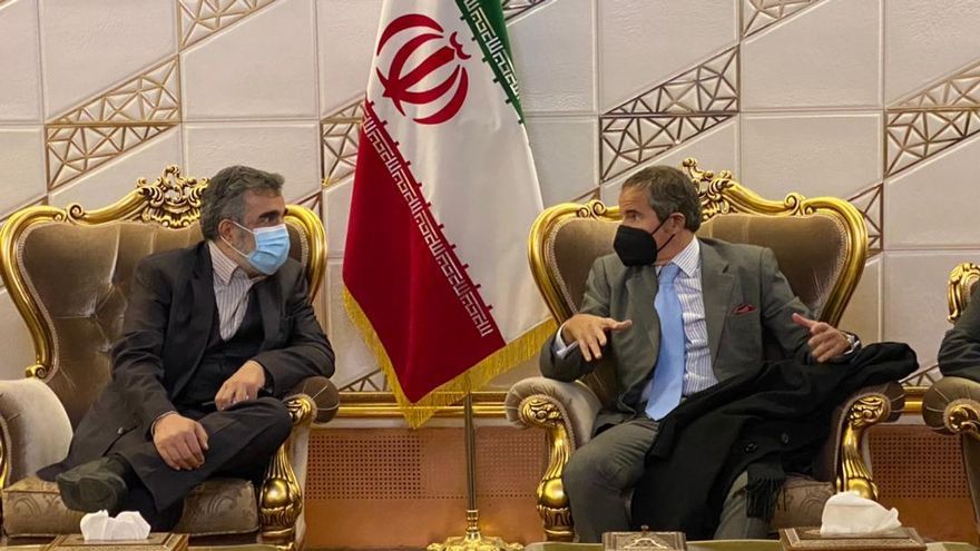 Behrouz Kamalvandi (izq.), portavoz de la Organización Atómica Iraní, se reúne con Rafael Mariano Grossi, Director General del OIEA.