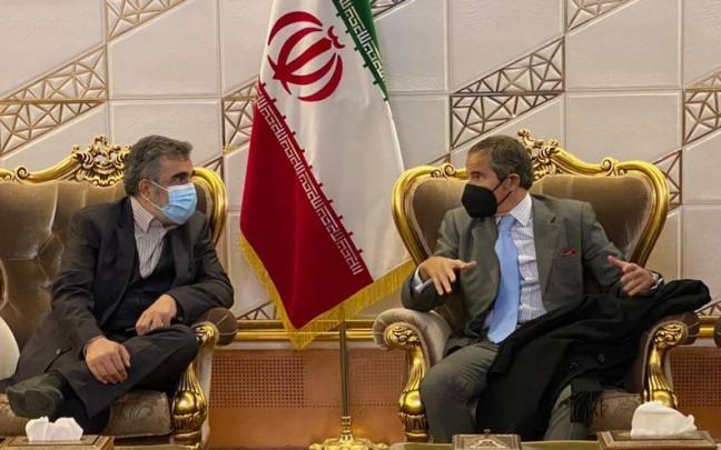 Behrouz Kamalvandi (izq.), portavoz de la Organización Atómica Iraní, se reúne con Rafael Mariano Grossi, Director General del OIEA. Behrouz Kamalvandi (izq.), portavoz de la Organización Atómica Iraní, se reúne con Rafael Mariano Grossi, Director General del OIEA.