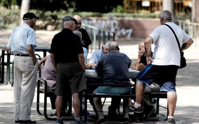 Los pensionistas acusan al Gobierno español de pretender convertir el derecho a las pensiones dignas en "un negocio privado" Los pensionistas acusan al Gobierno español de pretender convertir el derecho a las pensiones dignas en "un negocio privado"