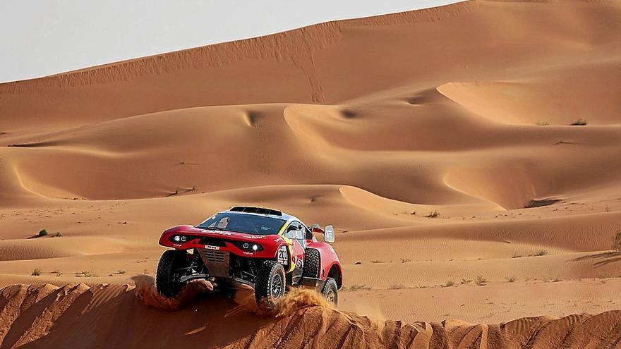 Sébastien Loeb supera una duna durante la duodécima etapa del Dakar.
