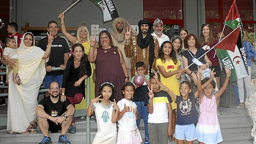 En primera fila, las y los seis protagonistas de la tarde de ayer acompañados de sus familias de acogida, de activistas y simpatizantes de la causa saharaui.