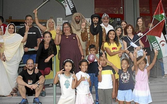 En primera fila, las y los seis protagonistas de la tarde de ayer acompa&ntilde;ados de sus familias de acogida, de activistas y simpatizantes de la causa saharaui.