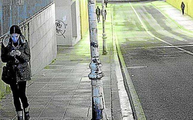 Paso subterr&aacute;neo del ferrocarril de noche.